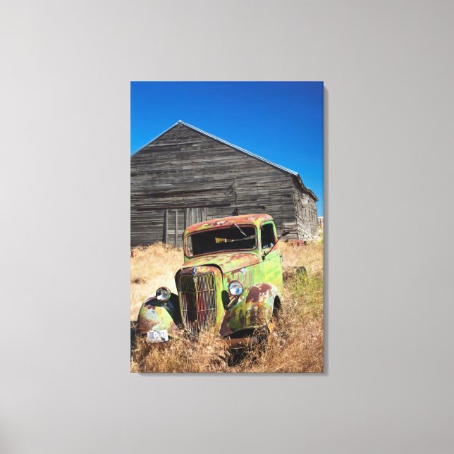 Lienzo Coche de rusto frente a una granja abandonada (Anverso)
