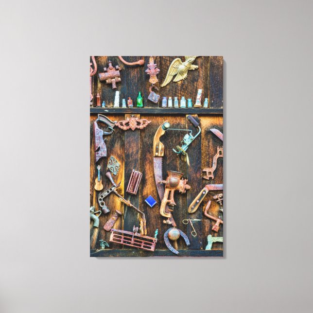 Lienzo Colección de antigüedades en la pared (Anverso)