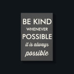 Lienzo Color negro vintage ser amable siempre que sea pos<br><div class="desc">Impresión de motivación con tipografía retro de marfil y fondo gris oscuro. Esta impresión vintage será un acento perfecto para cualquier habitación. Sé amable siempre que sea posible.</div>