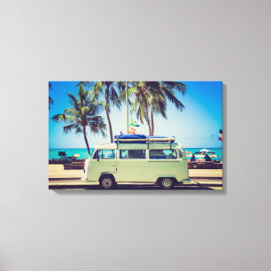 Lienzo Colorido Camper Turquesa Vintage en la playa