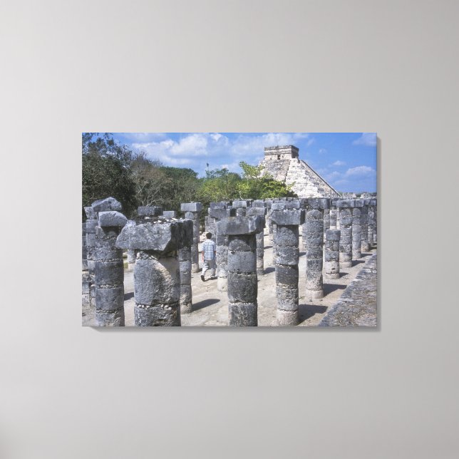 Lienzo Columnas de piedra antiguas en Chichen Itza. Centr (Anverso)