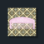 Lienzo Comb de lavanda sobre fondo de chocolate<br><div class="desc">Un hermoso peine de lavanda se sienta en un fondo de chocolate en esta publicación de Megan Meagher. Los diseños florales se asoman por detrás del peine,  que también tiene una flor encantadora. ¡Un gran regalo para los amantes de la moda o del morado!</div>