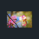 Lienzo Composición Natural de Flores de Sakura en Primave<br><div class="desc">Una ramita de árbol con tres flores de sakura rosadas y tres brotes. Un fondo suave de flores de cerezo rosadas, follaje verdoso y cielo azul. Una composición artística natural. Una pintura digital extra grande a partir de una fotografía. Impresionante impresión en lienzo estirado floral para decorar tu espacio o...</div>