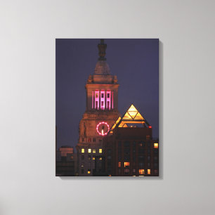Lienzo Con Edison Clock Tower iluminado de rosa en Crepús