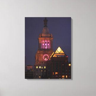 Lienzo Con Edison Clock Tower iluminado de rosa en Crepús