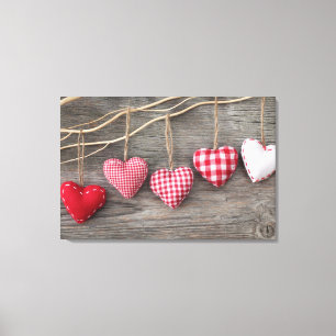 Lienzo Corazones rojos en mesa de madera