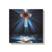 cruz sagrada reflejada en el agua