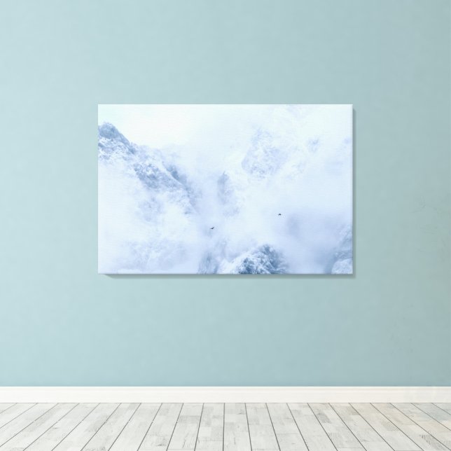 Lienzo Cuervos, montañas nevadas y nubes (Insitu (piso de madera))