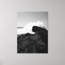 Danza Eterna de las Olas en Rocas Negras