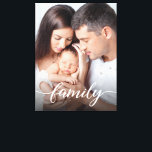 Lienzo de fotos familiares personalizadas con guió<br><div class="desc">Inmortalice sus preciados momentos familiares con nuestro lienzo estirado en personalizable, con un moderno estilo de escritura "Familiar" tipo de sobreimpresión blanco. Este elegante lienzo no es solamente una pieza de arte; es un aguijón que captura bellamente la esencia del amor y la unión de tu familia. Personalice este lienzo...</div>