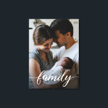 Lienzo de fotos familiares personalizado con guión<br><div class="desc">Inmortalice sus preciados momentos familiares con nuestro lienzo estirado en personalizable, con un moderno estilo de escritura "Familiar" tipo de sobreimpresión blanco. Este elegante lienzo no es solamente una pieza de arte; es un aguijón que captura bellamente la esencia del amor y la unión de tu familia. Personalice este lienzo...</div>