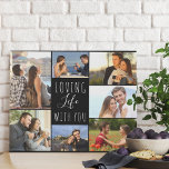 Lienzo De Imitación Amar la vida con tu Collage de fotos 7 | Negro<br><div class="desc">Elegante lienzo falso de collage de fotos que puedes personalizar con 7 de tus fotos favoritas. Este diseño en blanco y negro de moda está escrito con las palabras "amando la vida contigo" en un elegante guión manuscrito y en una tipografía delgada. La plantilla de fotos está preparada para que...</div>