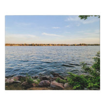 Atardecer al borde del lago