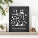 Lienzo De Imitación Bebé, frío fuera de la fiesta de los carteles negr<br><div class="desc">Este elegante diseño de poster de arte mural para las vacaciones incluye "Baby it's Cold Outside" en alfabeto blanco con acentos de copo de nieve y estrellas y texto personalizado que puede ser personalizado para su familia. El fondo de la tiza negra rústica se puede retirar y personalizar para que...</div>