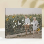 Lienzo De Imitación Bienvenida a la cena de Boda fotográfico completo<br><div class="desc">Este sencillo cartel de bienvenida para un boda de moda incluye tu foto favorita y texto en blanco, incluyendo 'Bienvenida' en un guión moderno y relajado. Esta parte del diseño no puede ser alterada. Pero puedes cambiar el aspecto de cualquier otro texto, así que cuando edites por tu propio nombre...</div>