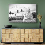 Lienzo De Imitación Buda hawaiano audaz foto en blanco negro respira<br><div class="desc">"Respira". Cada vez que visito la Isla Grande, necesito ir a este Buda. Algo sobre el esplendor del océano, la cara pacífica y la soledad de su ubicación me hace sentir tranquilo, sereno y feliz. Esta hermosa fotografía en blanco y negro será el foco de atención de cualquier habitación. Puede...</div>