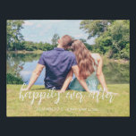 Lienzo De Imitación Feliz para siempre después de la foto de pareja<br><div class="desc">Muestra tu foto favorita con esta imagen moderna,  con las palabras felices para siempre en un hermoso superpuesto de texto. Un regalo perfecto para una pareja comprometida o casada. Plantilla de foto vía Pixabay bajo licencia CC0 y debe ser reemplazada por su propia foto</div>