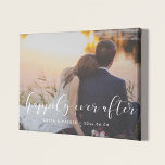 Lienzo De Imitación Feliz para siempre tras elegante foto de boda supe<br><div class="desc">Muestra tus fotos bodas favoritas con esta moderna impresión de tela falsa,  con las palabras Afortunadamente siempre en una bella superposición de texto. Puede cambiar fácilmente el color y el tamaño del texto para que se ajuste a su imagen.</div>