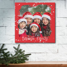 Foto navideña adorable de familia en la nieve