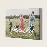 Lienzo De Imitación Foto superpuesta de tipografía moderna familiar<br><div class="desc">Muestra tus fotos familiares favoritas con esta moderna impresión de tela falsa,  con la palabra Familia en un hermoso superpuesto de texto. Puede cambiar fácilmente el color y el tamaño del texto para que se ajuste a su imagen.</div>