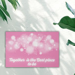 Lienzo De Imitación "Juntos es el mejor lugar para estar" |<br><div class="desc">White Glow on Verde azulado 'Together is the Best Place to Be' (El mejor lugar para estar) adorna esta falsa imagen de lona con un mensaje de unidad y armonía. En un entorno de sereno rosa, el luminoso resplandor blanco emana una sensación de unión y calidez. Esta impresión no sólo...</div>