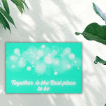 Lienzo De Imitación "Juntos es el mejor lugar para estar" |<br><div class="desc">White Glow on Verde azulado 'Together is the Best Place to Be' (El mejor lugar para estar) adorna esta falsa imagen de lona con un mensaje de unidad y armonía. Contra el telón de fondo del verde azulado sereno, el luminoso resplandor blanco emana una sensación de unión y calidez. Esta...</div>