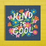 Lienzo De Imitación La clase es Guay Negrita Flores y Mariposas Colori<br><div class="desc">Esta divertida y linda impresión de tela falsa incluye texto con letras a mano, "Kind is Guay", ¡un gran recordatorio para todos! Las flores y hojas de colores destacan en tonos azules, naranjas, rosas y verde limón. Tres pequeñas mariposas y acentos de estrellas aportan un toque especial y el fondo...</div>