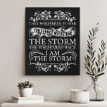Lienzo De Imitación Le Susurraron Que Susurraba Que Yo Soy La Tormenta<br><div class="desc">Empodera tu espacio con esta fiera e inspiradora impresión de tela. Presentando la poderosa cita "Le susurraron, 'No puedes resistir la tormenta'. Le susurró: "Soy la tormenta". Esta obra de arte es una audaz declaración de resiliencia y fortaleza. Perfecto para su oficina, dormitorio o cualquier espacio que necesite un toque...</div>