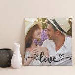Lienzo De Imitación Letras de mano de amor Personalizado superior Plaz<br><div class="desc">Crea tu propio lienzo de fotos cuadrado único. La plantilla de fotos está preparada para que añada tu propia imagen que rellenará automáticamente todo el lienzo. El texto con letras a mano en la parte superior simplemente dice "amor" en bella caligrafía con corazones de amor en cada extremo. Puede personalizar...</div>
