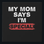 Lienzo De Imitación Mi mamá dice que soy especial<br><div class="desc">El lindo regalo perfecto para un hijo o hija o bebé recién nacido de un padre amoroso y gracioso que conoce una camiseta de eslogan humorístico cuando la ven. Si tu madre dice que eres un niño especial o un niño favorito,  entonces este té es perfecto para ti.</div>