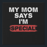 Lienzo De Imitación Mi mamá dice que soy especial<br><div class="desc">El lindo regalo perfecto para un hijo o hija o bebé recién nacido de un padre amoroso y gracioso que conoce una camiseta de eslogan humorístico cuando la ven. Si tu madre dice que eres un niño especial o un niño favorito,  entonces este té es perfecto para ti.</div>