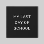 Lienzo De Imitación Mi último día de clases en blanco y negro<br><div class="desc">Este sencillo y elegante cartel de "Mi último día de escuela" presenta un aspecto de tablero de cartas con un sólido fondo impreso en negro y letras blancas como "Sans serif". El texto y el diseño pueden ser completamente personalizados.</div>