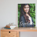 Lienzo De Imitación Moda Foto Senior 2025 Graduation Keepsake<br><div class="desc">Esta elegante tipografía blanca superpuesta foto de graduación de arte de tela falsa presenta escritura blanca de moda sobre tu fotografía de graduación de secundaria o universitaria. Personalizar con su nombre y clase bajo la encantadora caligrafía de esta hermosa decoración fiesta para un chica de grado de la clase de...</div>