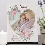 Lienzo De Imitación Nana Photo Gold Corazón en forma de marco floral r<br><div class="desc">El lienzo de fotos personalizado que puedes personalizar para cualquiera y agregar un dicho o palabras favoritas del corazón. Tu foto se coloca en un marco dorado geométrico en forma de corazón. El marco de piedras preciosas está decorado con ramos acuarelas de flores rosas. Está escrito con la frase "Nana...</div>
