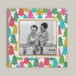 Lienzo De Imitación Papel colorido Árboles navideños foto tela falsa<br><div class="desc">Añada algo de diversión y alegría a sus celebraciones navideñas con esta divertida foto impresa,  que presenta un patrón de solapamiento de papel colorido árboles de Navidad y un falso marco de Relieve metalizado de oro.</div>