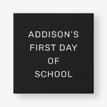 Lienzo De Imitación Primer día de la escuela Nombre personalizado blan<br><div class="desc">Este sencillo y elegante cartel de "First day of school" presenta un aspecto de tablero de cartas con un sólido fondo impreso en negro y con letras en blanco como ALL CAPS sans serif. El texto y el diseño pueden ser completamente personalizados con el nombre del estudiante o con otro...</div>