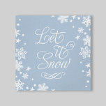 Lienzo Dejemos que nieve azul turbia e invierno tipografí<br><div class="desc">Elegante diseño de arte de lona de invierno de temporada presenta el diseño "Let it Snow" en un hermoso guión blanco con un moderno borde con motivos de copo de nieve. El color de fondo azul polvoriento se puede personalizar para que se coordine con la decoración de tus vacaciones.</div>
