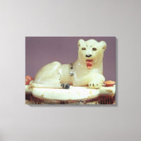 Detalle de la tapa de un frasco con una figura