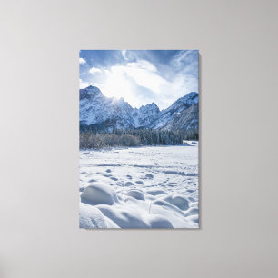 Lienzo Día de invierno soleado en el lago helado de nieve