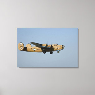 Lienzo Diamond Lil B-24 Bomber, aterrizando en Oshkosh,