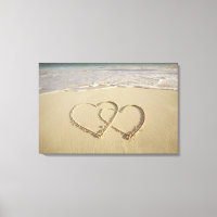 Dos corazones sobre la playa