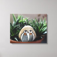 Dos pingüinos de piedra decorativa en una sola imp