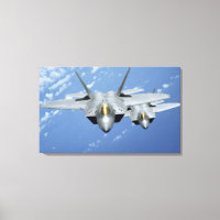 Dos raperos F-22 sobrevuelan el Océano Pacífico