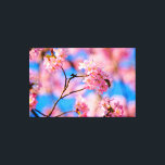 Lienzo Dulce Flores De Sakura En Un Soleado Día De Primav<br><div class="desc">Bandas delgadas de un cerezo cubierto de bolas de flores sakura de un rico color rosa. El cielo azul profundo y las flores de cerezo rosadas se encuentran en un fondo liso. La dulce belleza de la temporada de Hanami. Una pintura digital extra grande de una fotografía. Impresión de lienzos...</div>