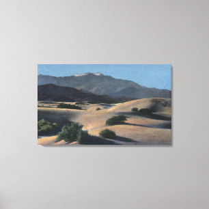 Lienzo Dunas de arena del desierto y montañas coronadas
