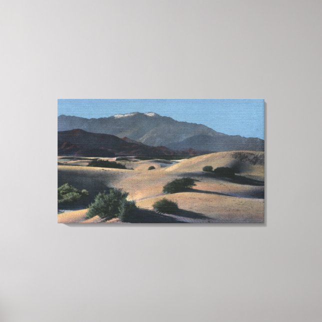 Lienzo Dunas de arena del desierto y montañas cubiertas d (Anverso)