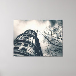Lienzo Edificio arquitectónico en blanco y negro y árbol