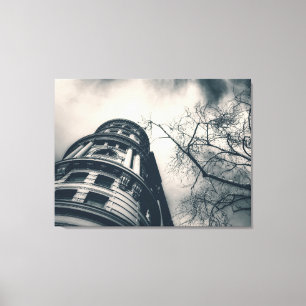 Lienzo Edificio arquitectónico en blanco y negro y árbol
