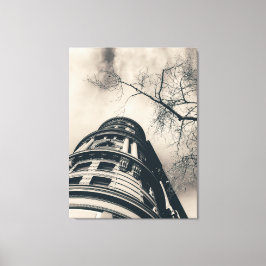 Lienzo Edificio arquitectónico sepia con árbol desnudo