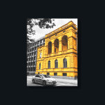 Lienzo Edificio de la ciudad amarilla fotografía de color<br><div class="desc">Capte tu espacio con este impresionante edificio amarillo de arte Minimalista. El amarillo vibrante contra un fondo blanco y negro crea un punto de contacto moderno y creativo. Perfecto para la decoración contemporánea.</div>